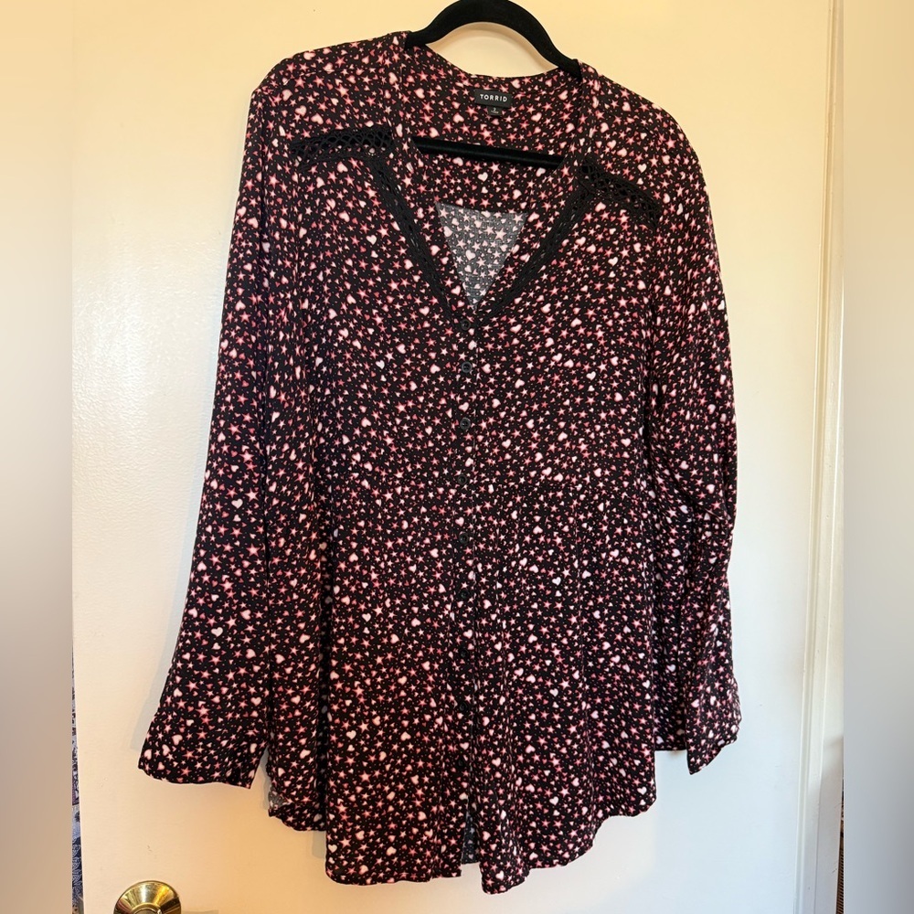 Torrid Print Emma Babydoll Rayon Slub Lace Trim Tunic Top in Size 2 in EUC